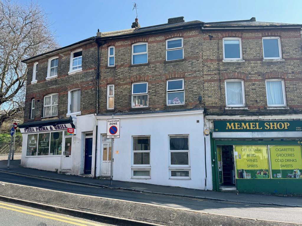 Lot: 82 - FREEHOLD BLOCK OF THREE FLATS FOR INVESTMENT - Front of property